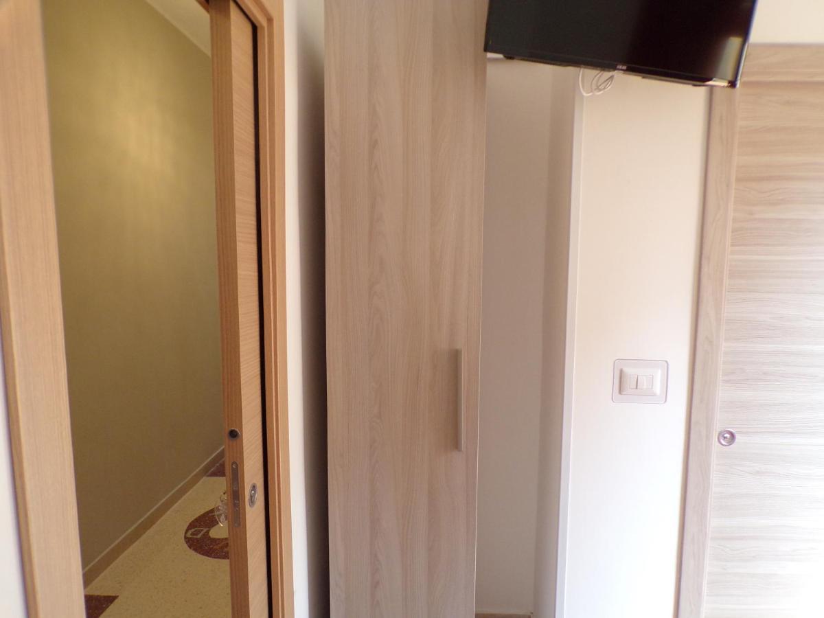Nuova Aurora Rent Rooms 로칼루메라 외부 사진